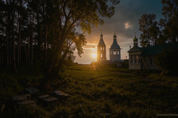 «...С веток лист ссыпается, шепча...»