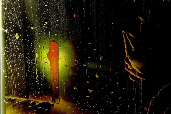 «Целый день по стеклу барабанили капли, струились...»