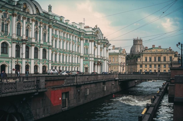 Письмо («В этом городе, где у гранитных камне…»)