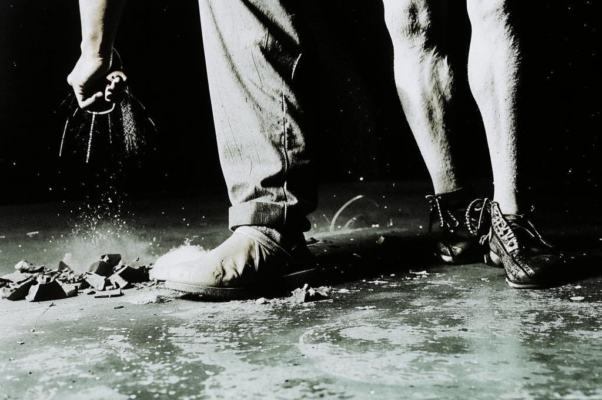 Цирк («Клоун ногой загребает опилки…»)