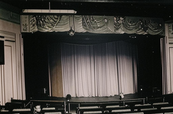В театре («2. В ТЕАТР…»)