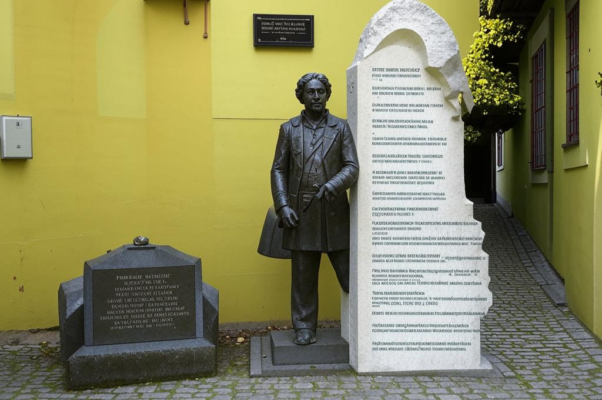 Памятник («Все может быть!  На заседанье чинно…»)