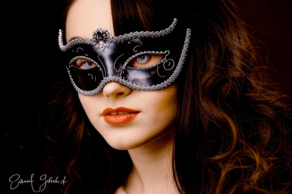 «Из-под таинственной холодной полумаски...»