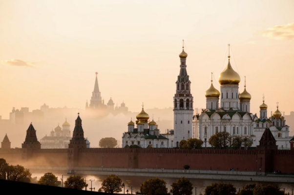 «Кто видел Кремль в час утра золотой...»