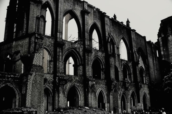 «Оставленная пустынь предо мной...» / «Пред мной готическое зданье...»