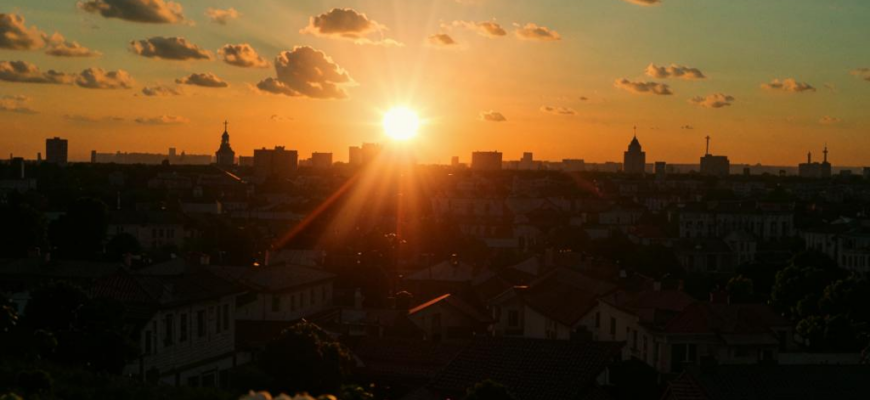 Утро («Взорвав лучом ночную тишь…»)