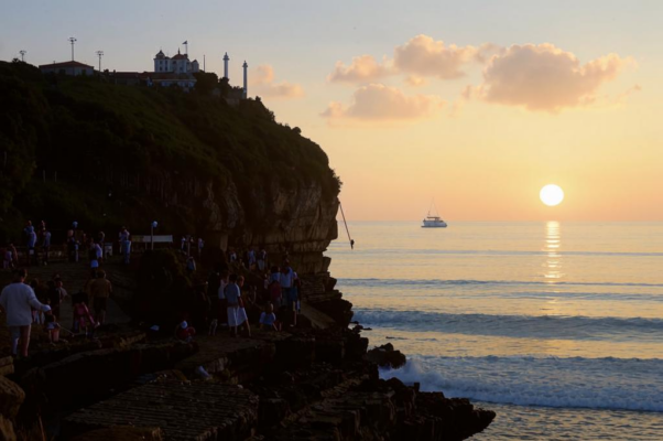 «Капри подымается, как крепость...»