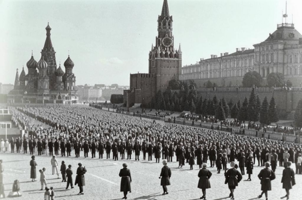 «Да, я лежу в земле, губами шевеля...»