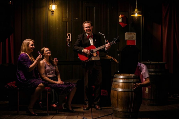 «Поэт окончил — и кругом…»