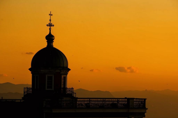 «Рассвет за окнами нежданный...»