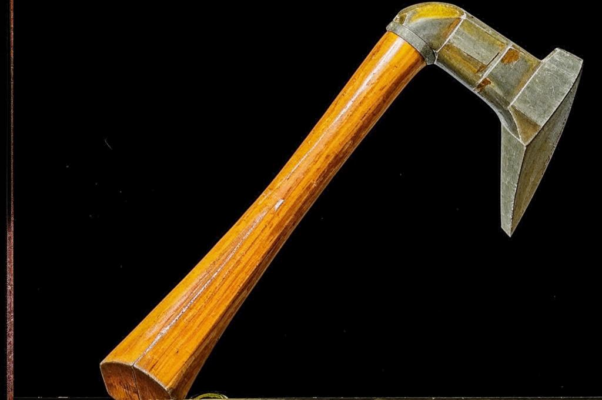 Молоток и гвоздь