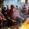 «Мелькают одежды, покровы клубятся...»
