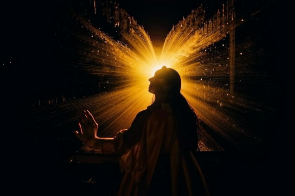 «Моя любовь — приняв, рассеять свет...»