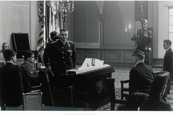 «Чиновник на казенном стуле...» («Чиновник на казенном стуле…»)