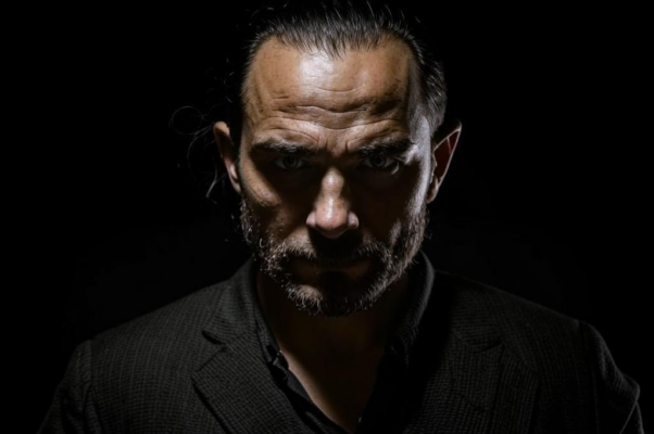 «Глядит! он с ума меня сводит — бесстрастный...»