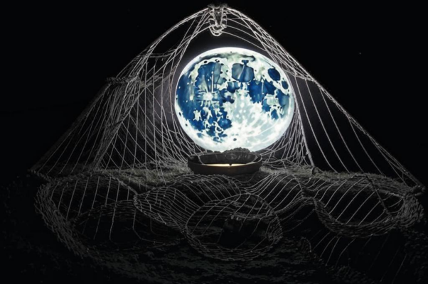 «И шар другой, налитый туго светом...»