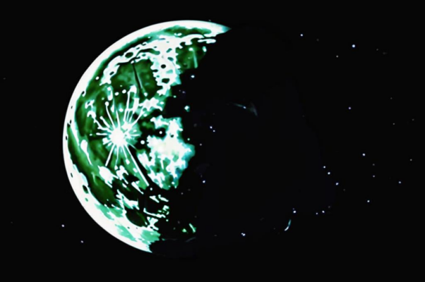 «Луна дрожа плывет меж облаками...»