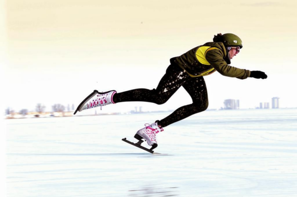 «Под ребрами коньков похрустывает лед...»