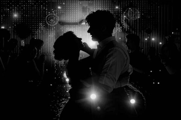 Вальс («Вальс, волнуясь, поет… мы плывем, а кругом…»)