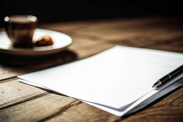 Раздумье («На столе открытый лист бумаги…»)