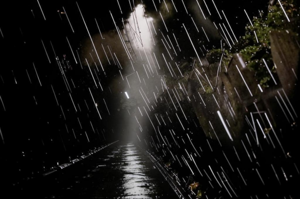 «Будет дождь идти, стекать с карнизов...»