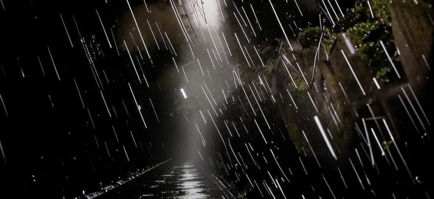 «Будет дождь идти, стекать с карнизов...»