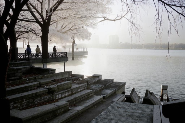 «О гравий дорожек хрустит башмачок...»