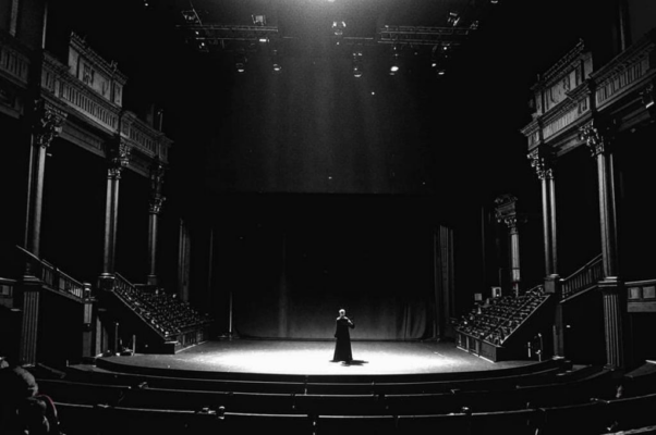 «Вокруг — ночной пустыней — сцена...»