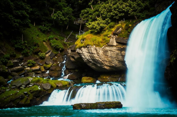 Водопад («Между стремнин с горы высоко…»)