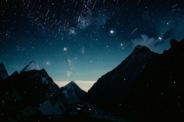 «Выходил ли ты в горы, где ночь черна...»