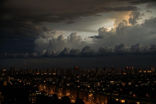 «Позднею порою грохот утихает...»