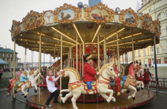 Карусель («Ноет шарманка и дети визжа…»)