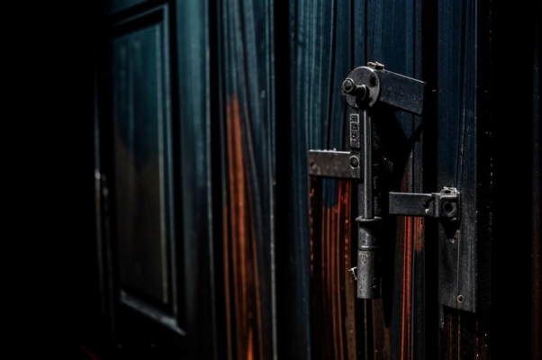 Ключ («Ключ вонзилcя.  Двеpь замкнулаcь…»)