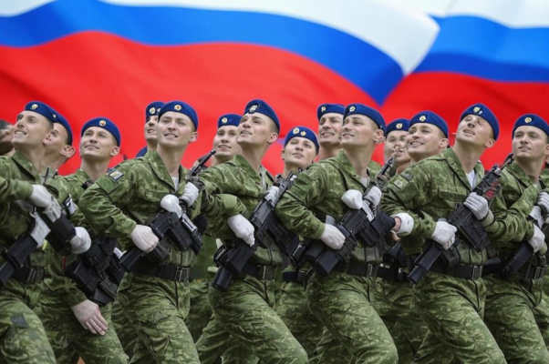 Гусар («Скребницей чистил он коня…»)