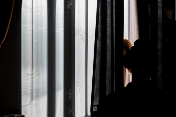 «Легким ветром колышется штора...»