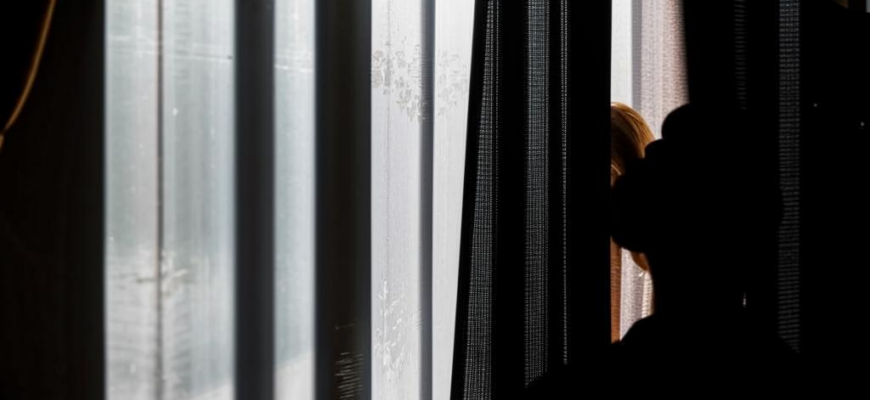 «Легким ветром колышется штора...»