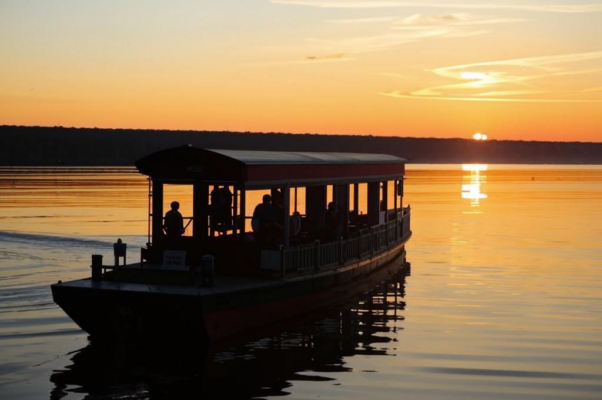 «По Волге бегут теплоходы...»