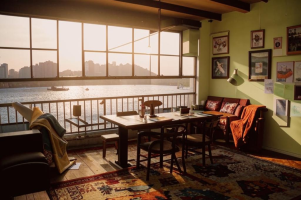 «Окошко. Стол. Половики…»