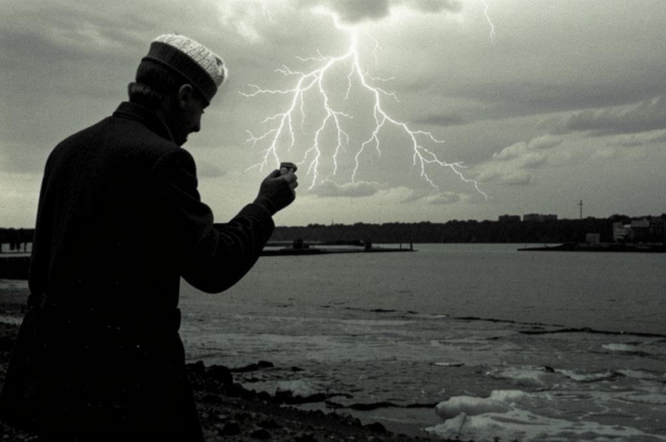 «Брал человек / Холодный мертвый камень...»