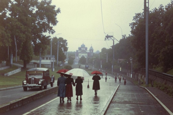 Два пути («Рассыпа́лись/ листья по дорогам…»)