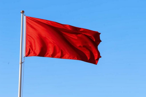 «Вот красный флаг с серпом висит над ЖЭКом...»