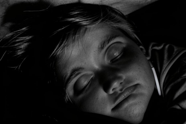 «Спит мое детство, положило ручку...»