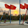 «Флаги красн., скамейки — синие...»