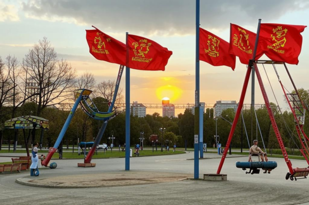«Флаги красн., скамейки — синие...»