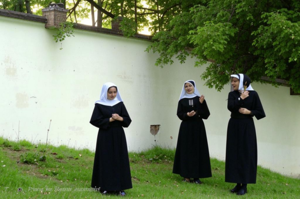 Девочки-монашки в городском саду