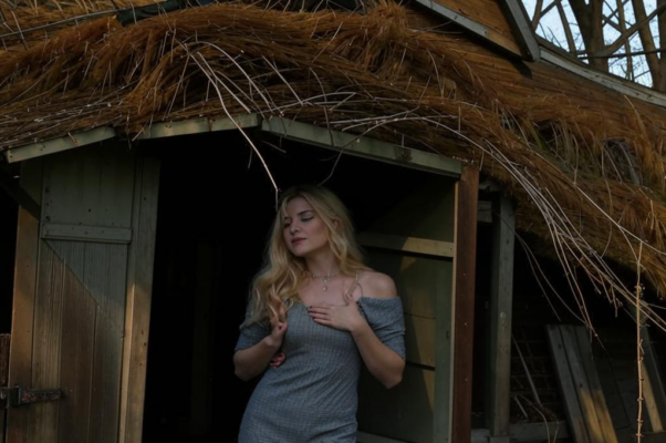 «За баней девочка быстра...»