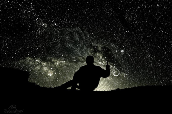 Памяти поэта («В помещении ― слева и справа…»)