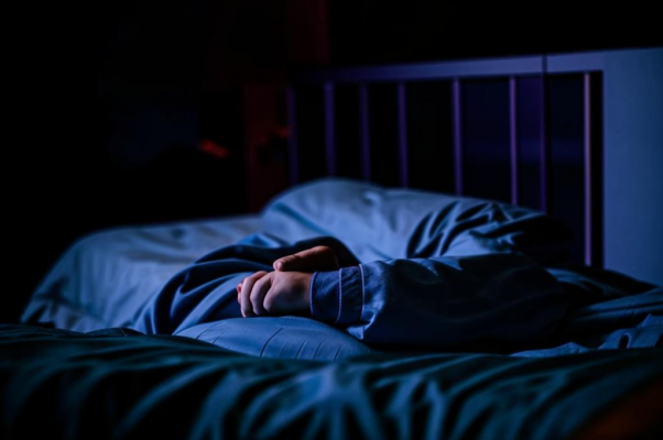 «Уснуло брошено в постель под одеялом свернутое...»