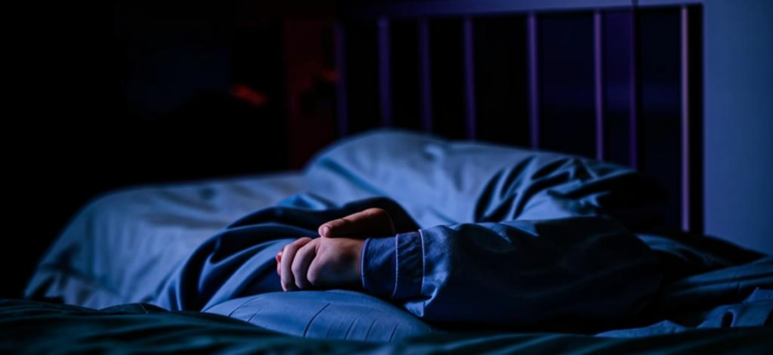 «Уснуло брошено в постель под одеялом свернутое...»