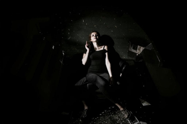 «Там жизнь и женщина и свет...»